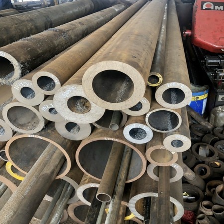 MIÊU TẢ THÉP ỐNG ĐÚC HỢP KIM S355/S355JR/S355JO    Mác thép	S355, S355JR, S355JO, S355J2G3, S355J2G4, S355K2G3, S355K2G4, S355J2H. Ứng dụng	Thép ống đúc hợp kim được sử dụng trong kết cấu chung, lò hơi , trao đổi nhiệt, vận chuyển khí đốt, dầu khí và ống dẫn dầu, môi trường nhiệt độ cao và chịu được áp lực trong quá trình sử dụng. Tiêu chuẩn	ASTM/ASME - API5L - EN 10210 - GB/T5310 8 - JIS G3454 - JIS G3455 - JIS G3461 - KS D3507 - KS D3566 - EN10028 Xuất xứ	Nhật Bản- Trung Quốc - Hàn Quốc - EU - Đài Loan - G7 Quy cách	Độ dày : 2.0mm - 59.6mm Đường kính : Ø21.3mm - Ø610mm Chiều dài : 6000mm - 12000mm